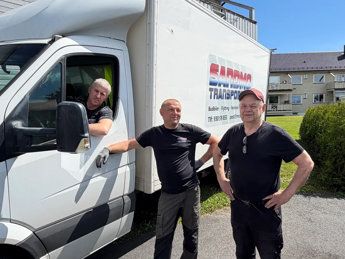Sandmo Transport AS team med hvit lastebil klar for flytteoppdrag i Moss
